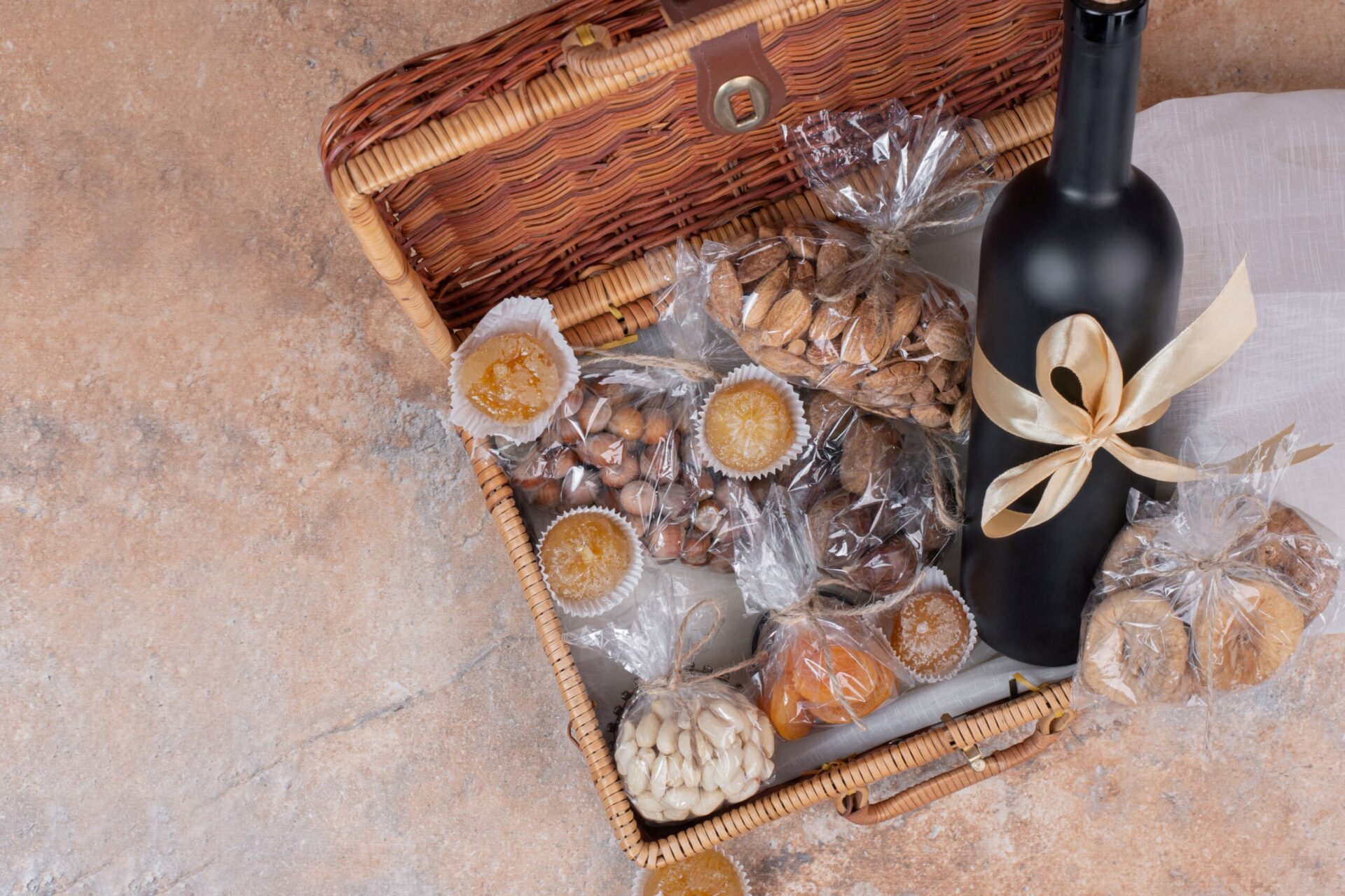 coffret cadeau vu du dessus avec bouteille et mélange de petits produits