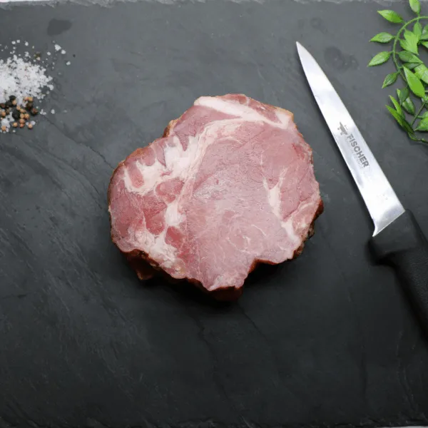 morceau de collet fumé cru sur ardoise avec couteau de boucher