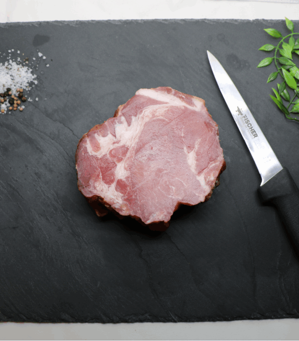 morceau de collet fumé cru sur ardoise avec couteau de boucher