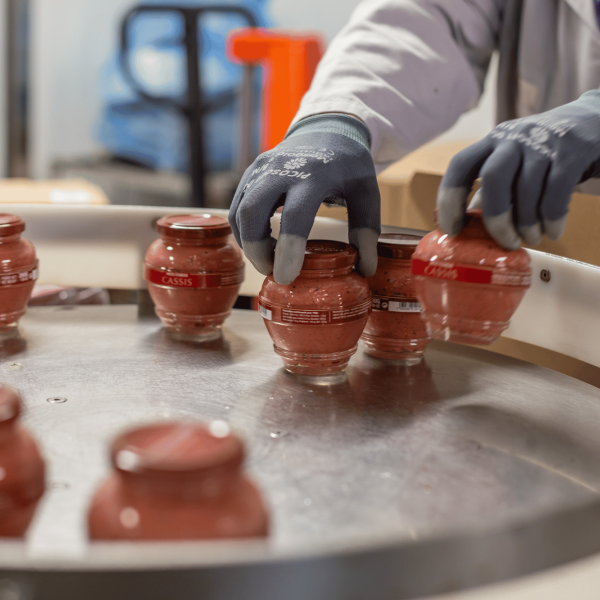 pot de moutarde sur ligne de production avec encartonnage