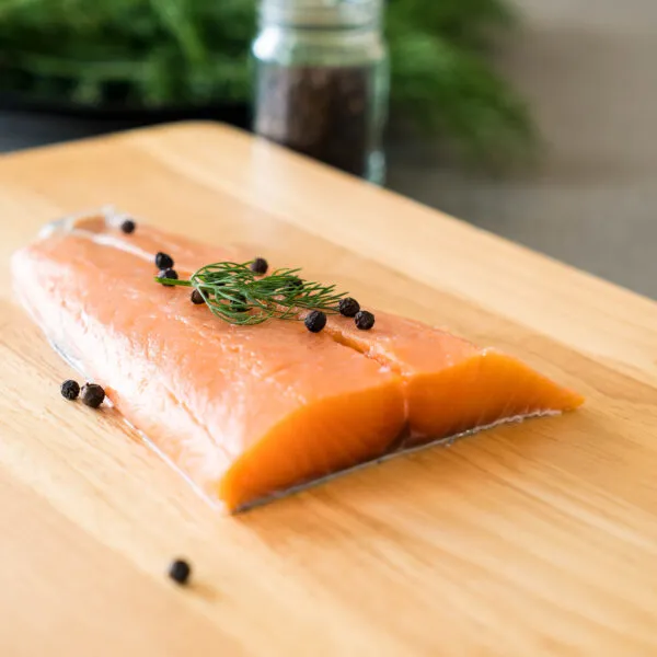 filet de truite fumée sur planche et baies de genièvre