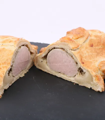 filet mignon en croute coupé en 2 sur ardoise