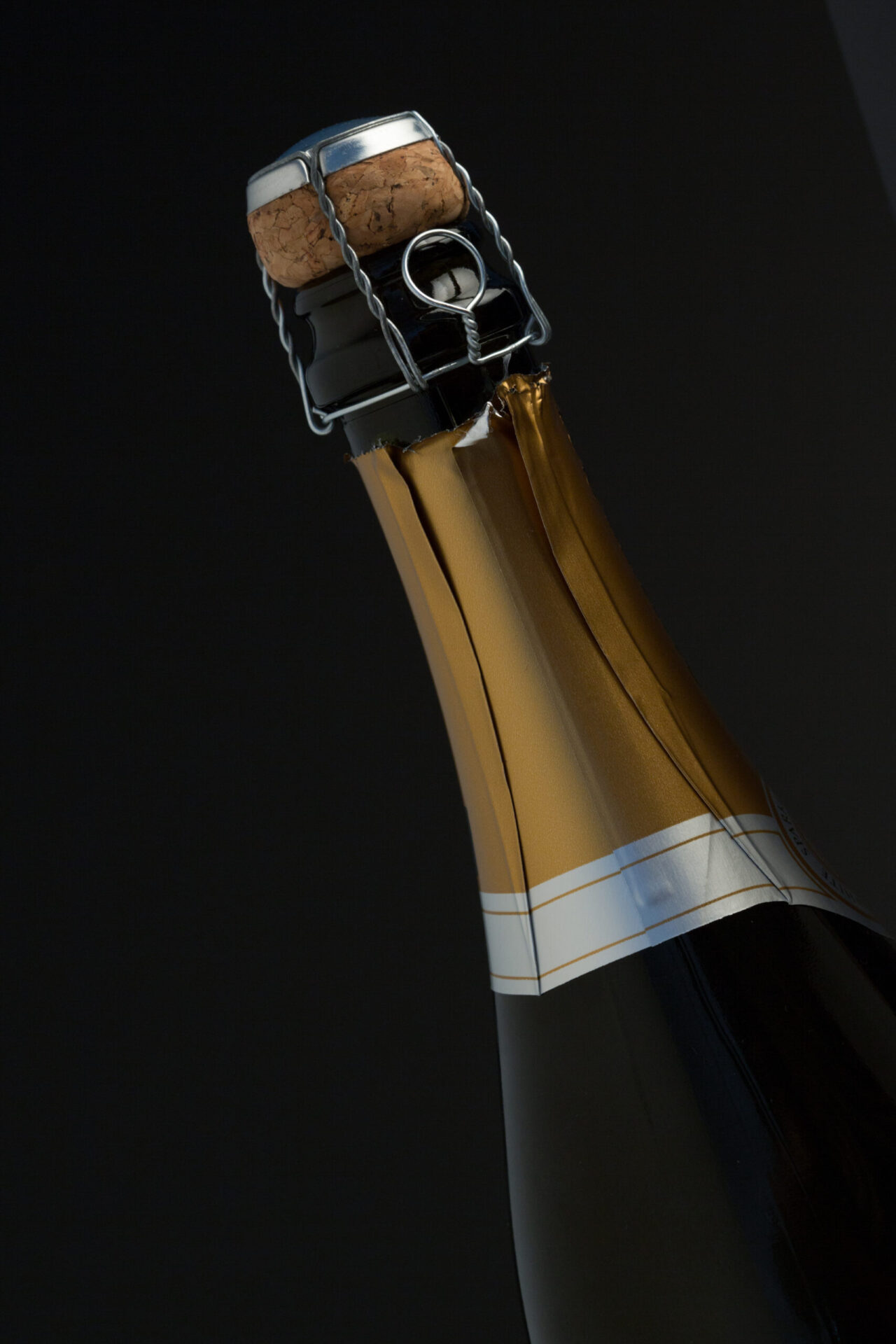 gros plan du haut d'une bouteille de crémant