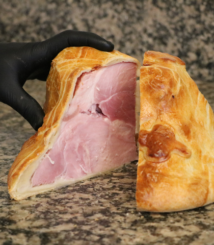 jambon en croute coupé en 2 et présenté