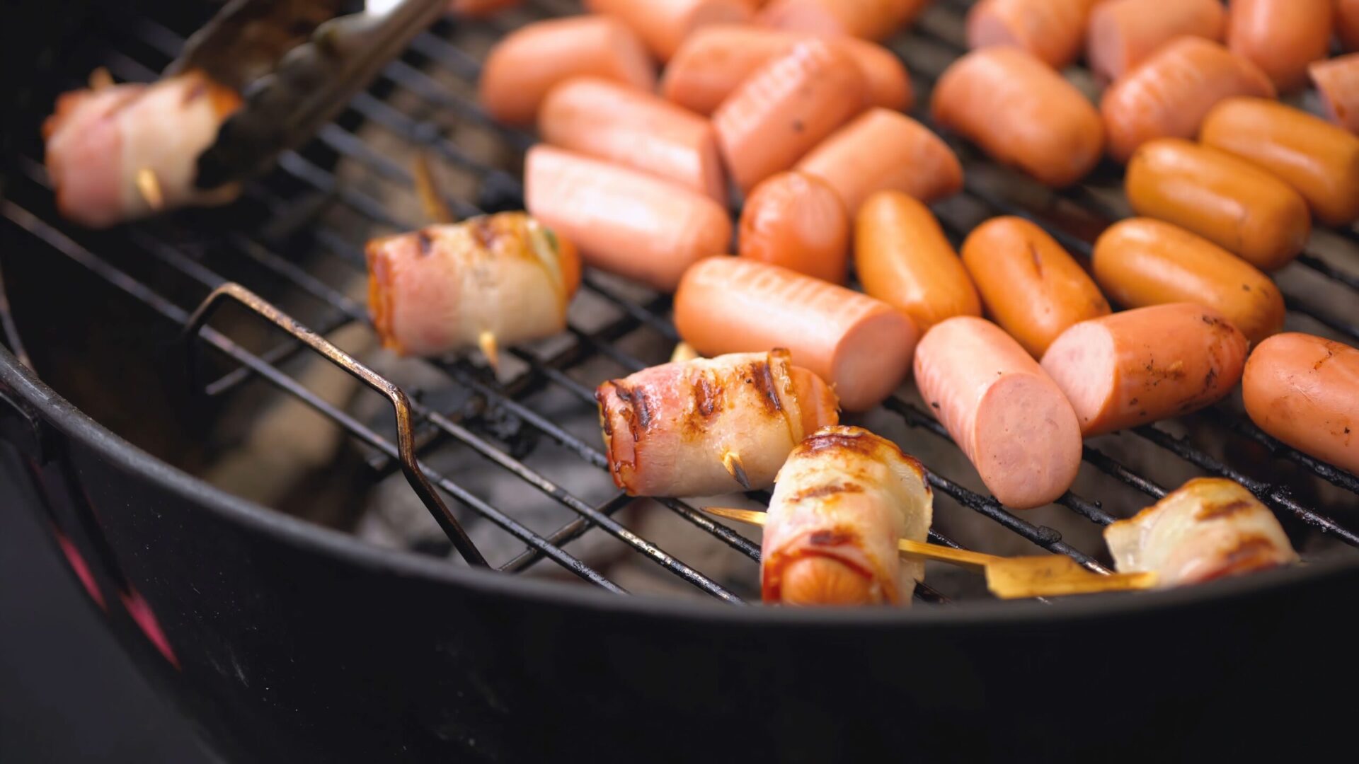 petites saucisses de strasbourg qui grillent sur le barbecue