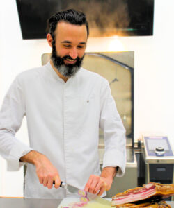 antoine le gérant de la conserverie du Rhin dans sa cuisine