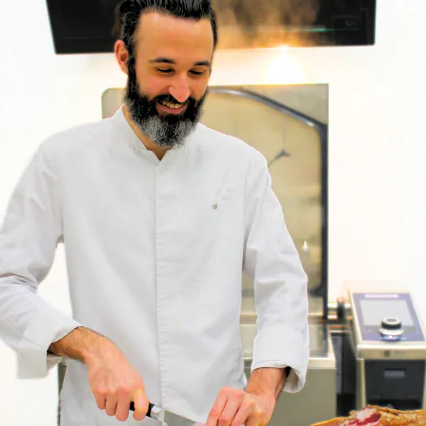 antoine le gérant de la conserverie du Rhin dans sa cuisine