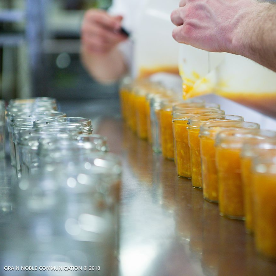 mise en pot d'une confiture orange