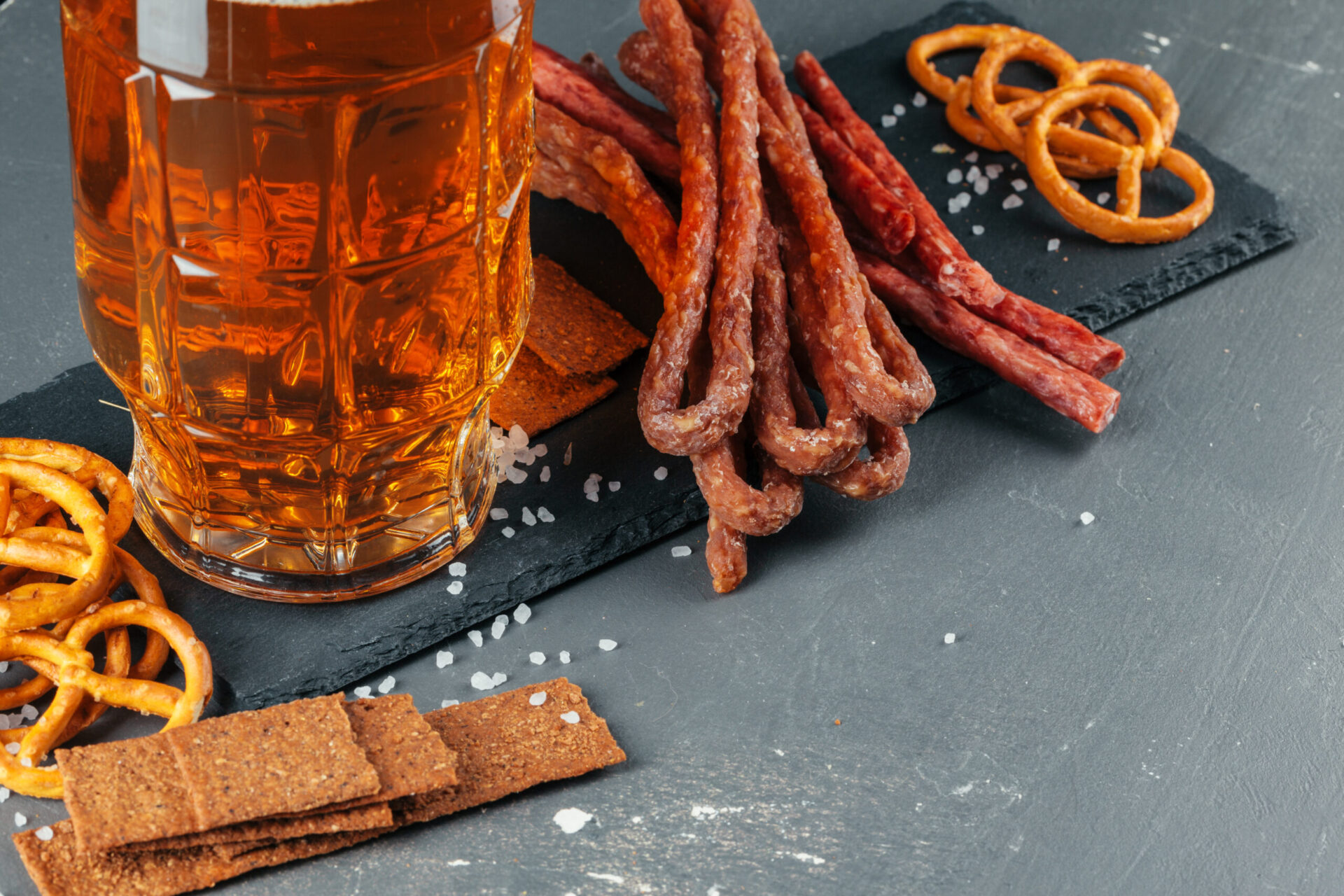plateau apéritif alsacien, bière, charcuteries et bretzel