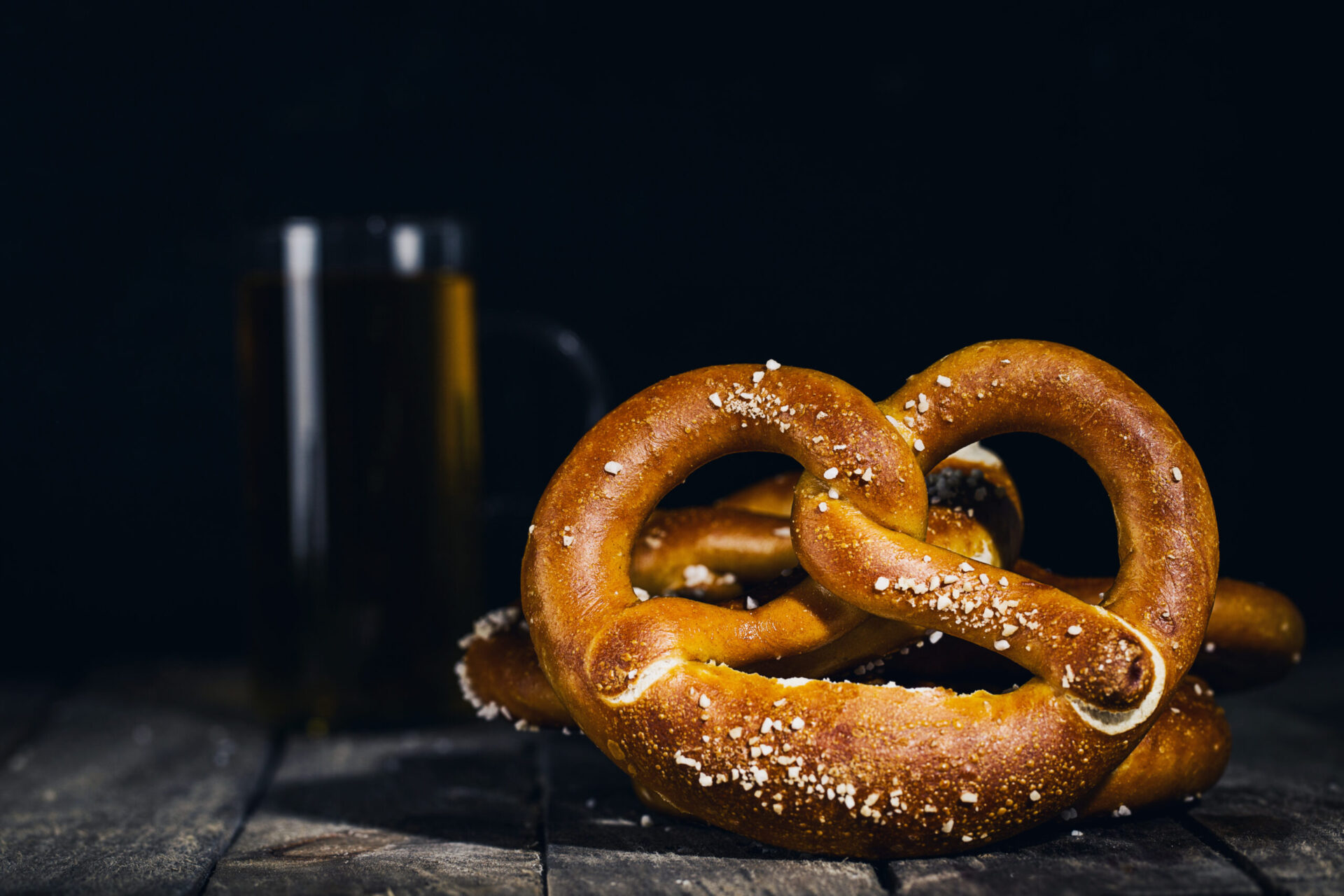 bretzel nature gros sel de face avec fond noir