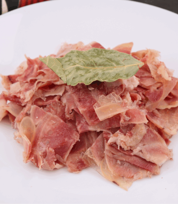 salade de museau de bœuf sur assiette