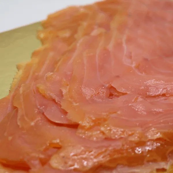 tranches de saumon fumé sur plateau