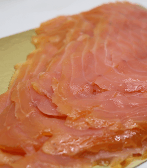 tranches de saumon fumé sur plateau