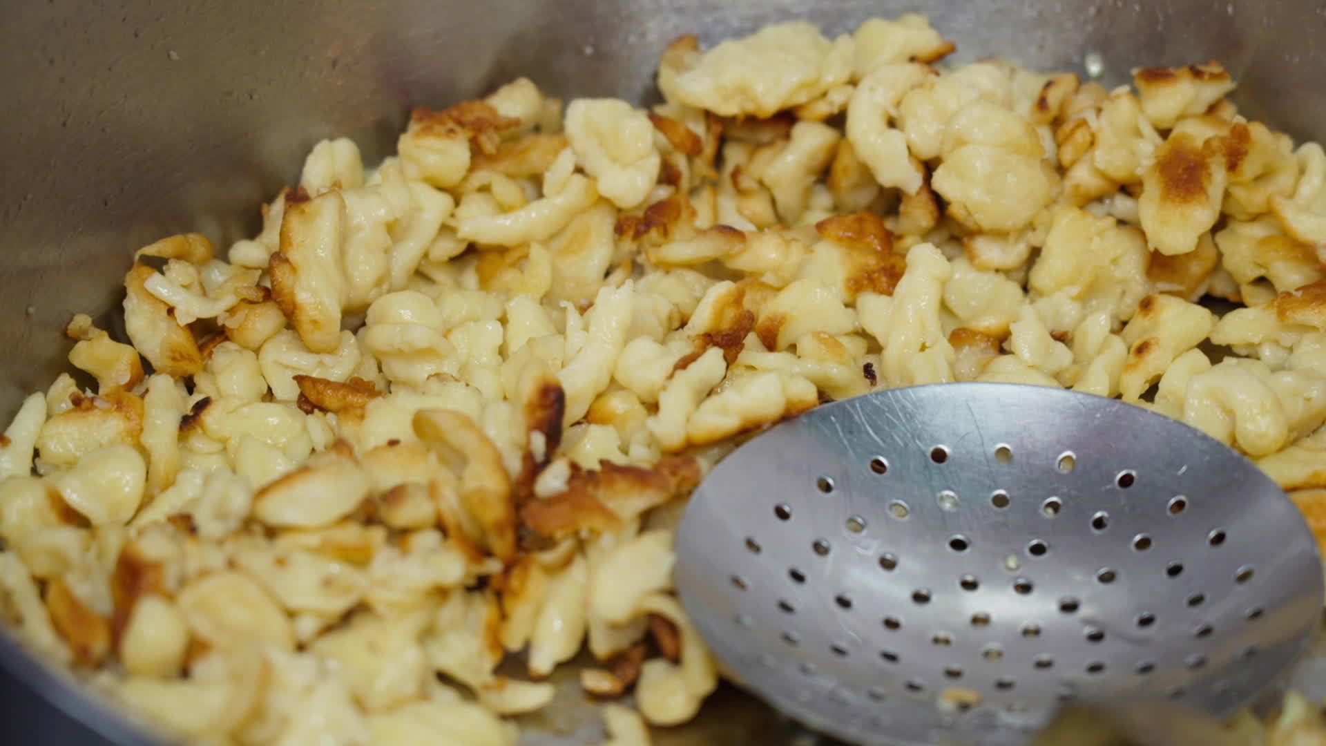 plat de Spaetzles avec cuillère inox