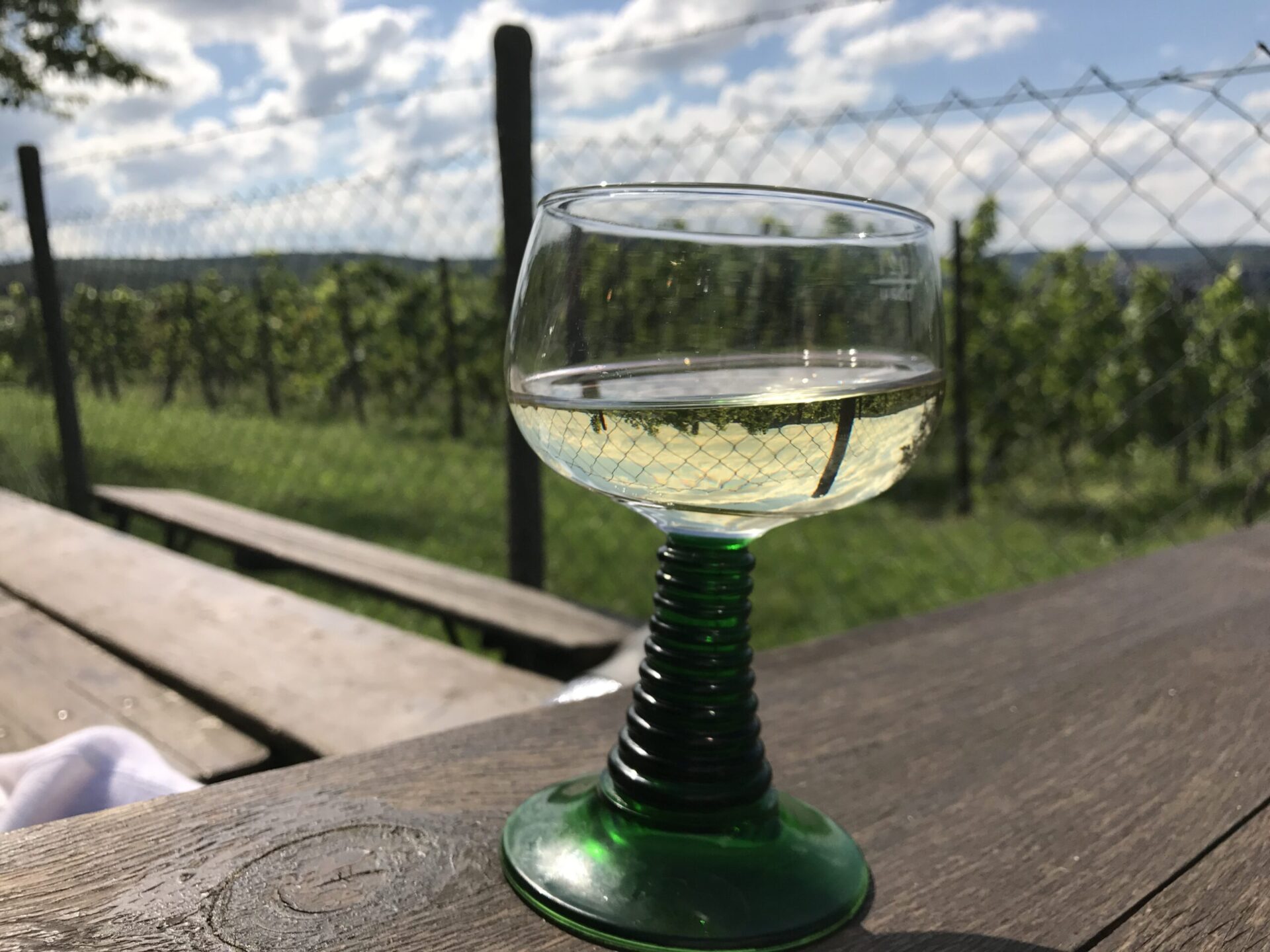 verre à pied vert typique alsacien