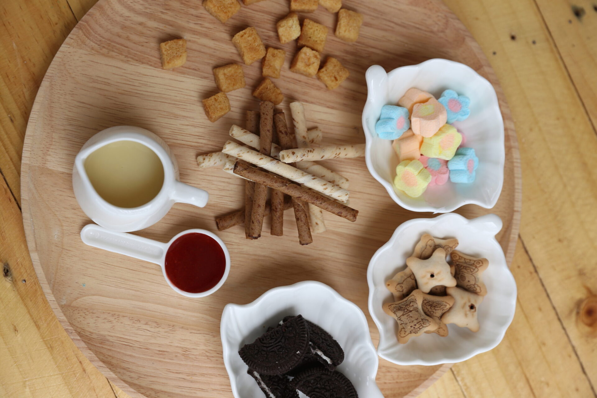 vue du dessus de café et biscuits d'alsace