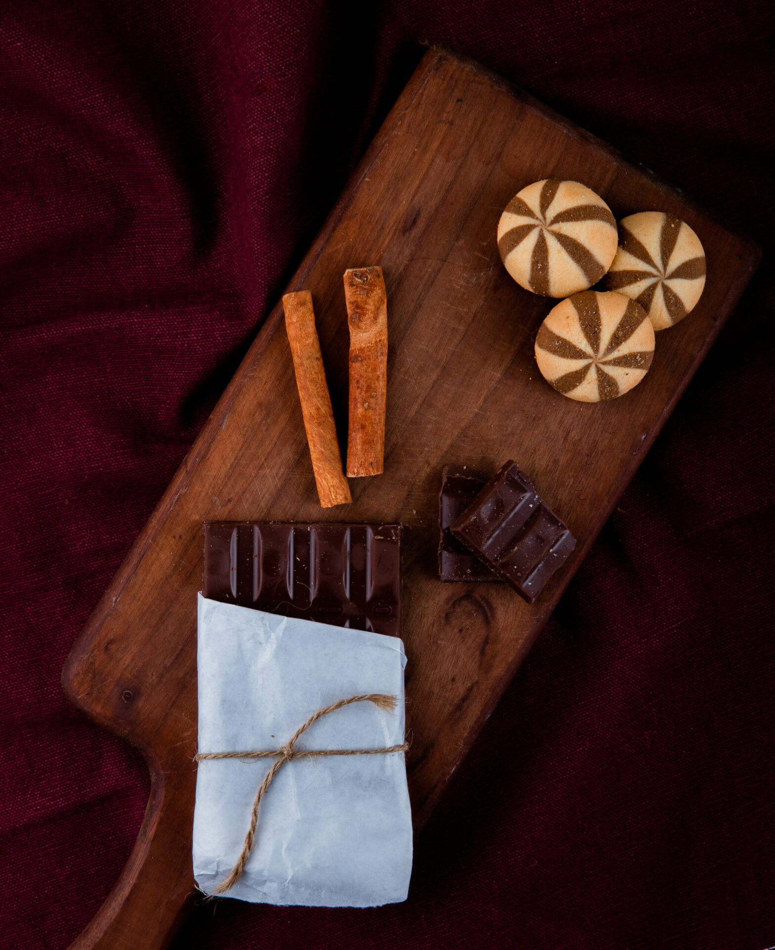 vue-de-dessus-des-cookies-au-chocolat-sur-un-tableau-noir