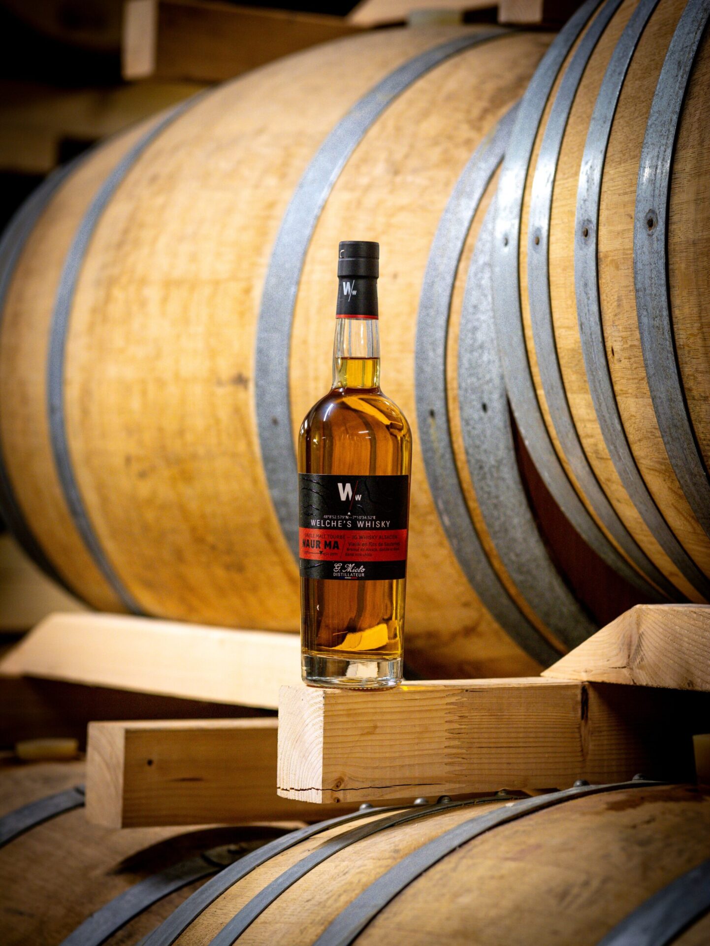 bouteille de whisky d'alsace sur une latte