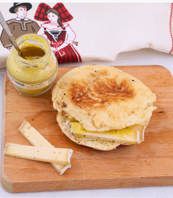 dampfnuddle salé avec fromage vu de dessus
