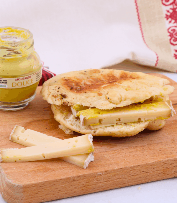 dampfnuddle salé avec fromage vu de face