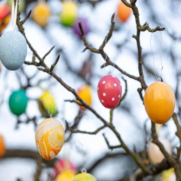 arbre avec œufs de Pâques