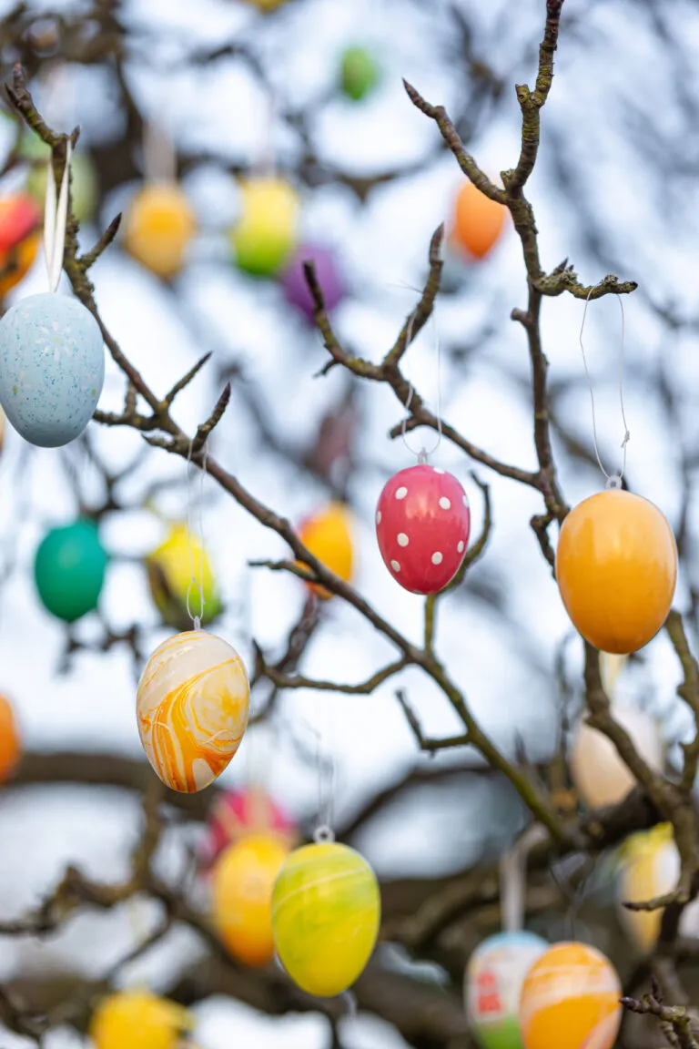 arbre avec œufs de Pâques