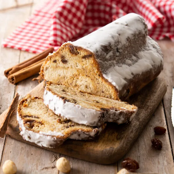 stollen traditionnel en tranche avec nappe a carreaux rouge