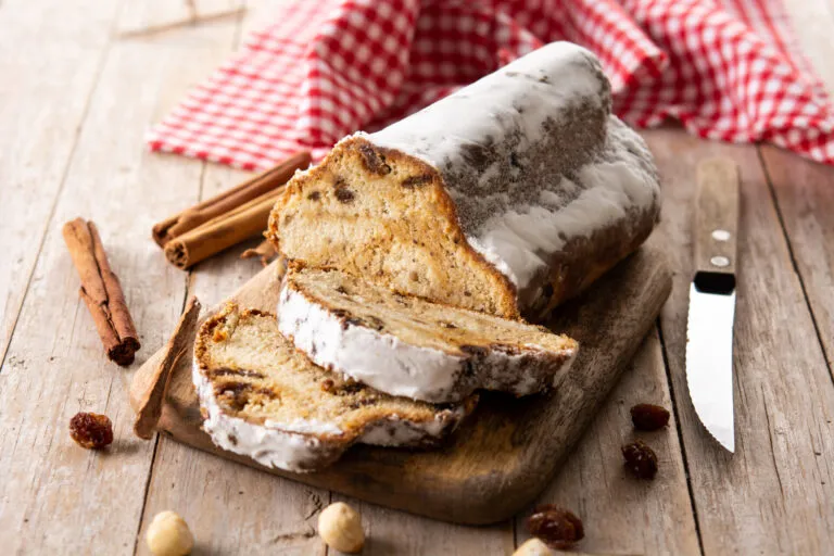 stollen traditionnel en tranche avec nappe a carreaux rouge