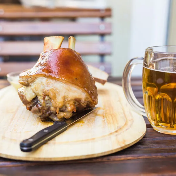 jarret cuit à la bière d'alsace avec une chope de bière