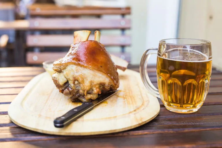 jarret cuit à la bière d'alsace avec une chope de bière