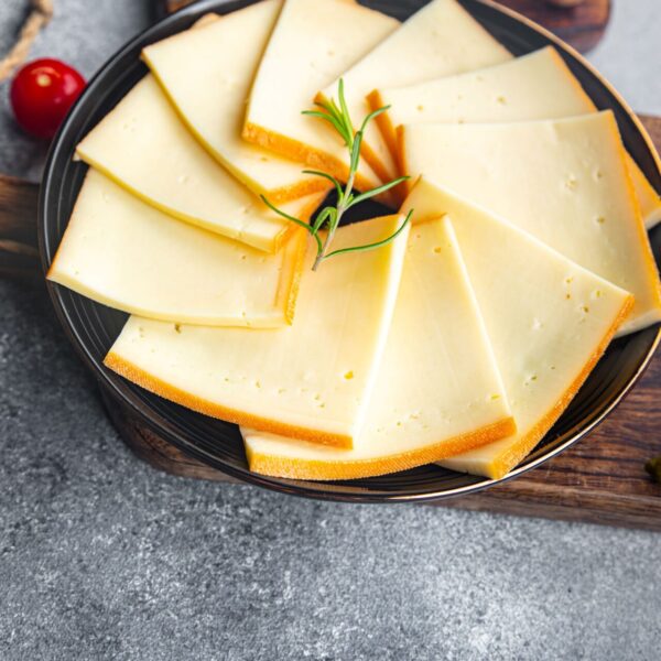 fromage à raclette aligné sur une assiette