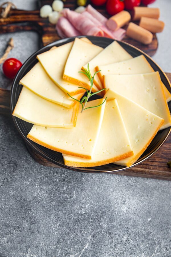 fromage à raclette aligné sur une assiette