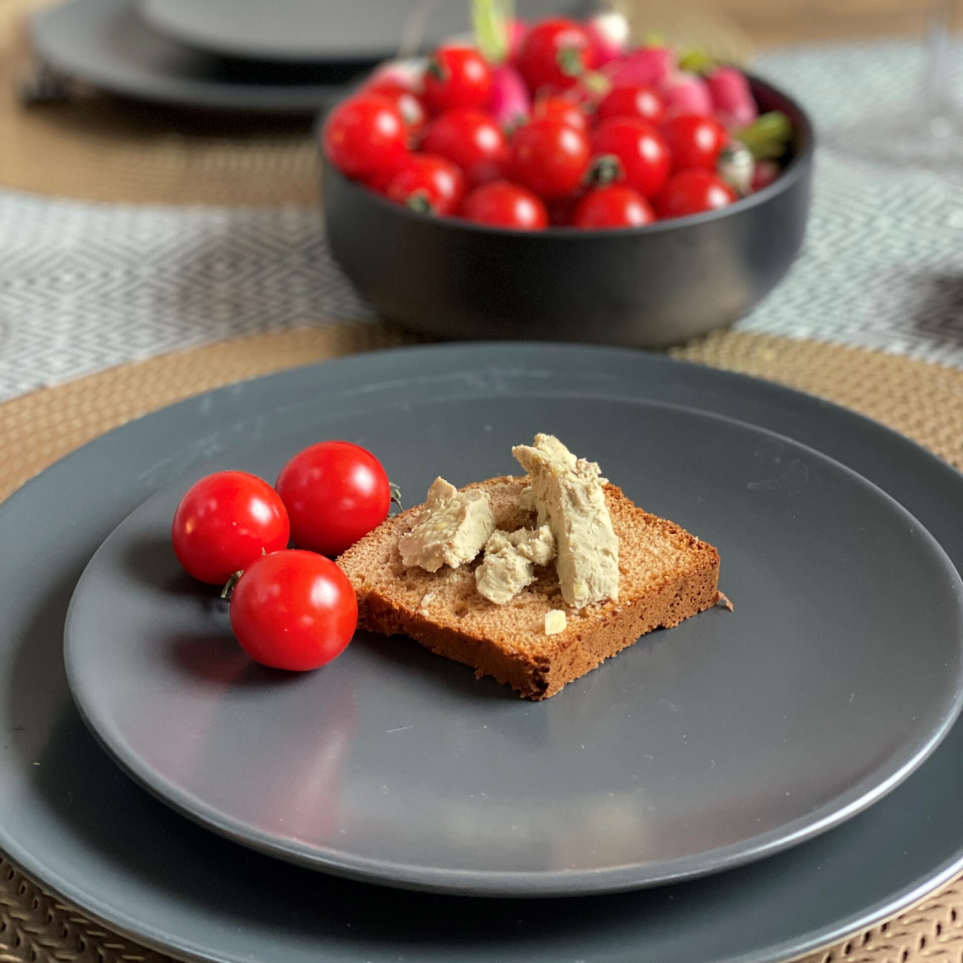 tranche de pain d'épices avec du foie gras