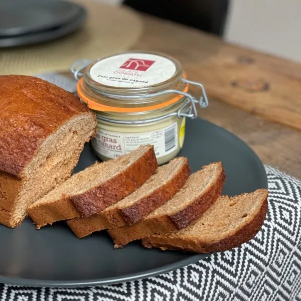 bloc et tranches d'un pain d'épices