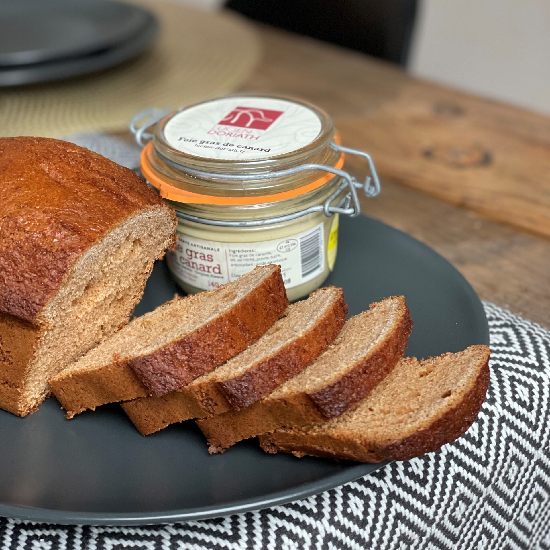 bloc et tranches d'un pain d'épices