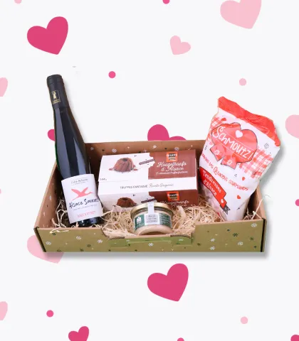 coffret saint valentin entouré de cœurs roses
