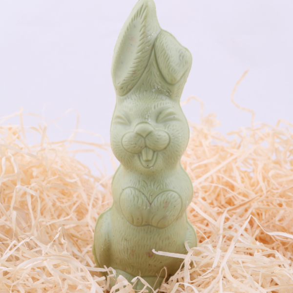 lapin à la pistache sur de la paille