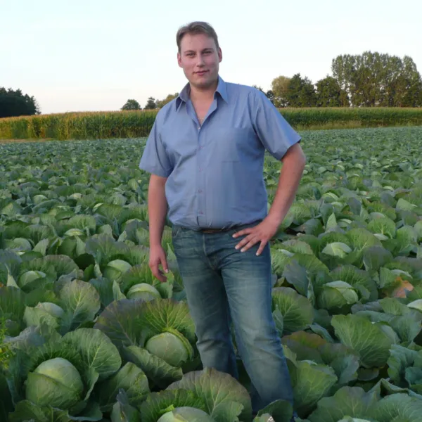 portrait valentin weber dans un champ de chou