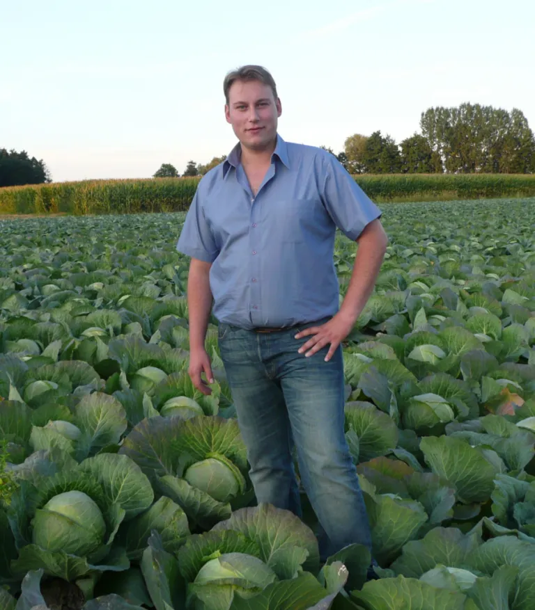 portrait valentin weber dans un champ de chou