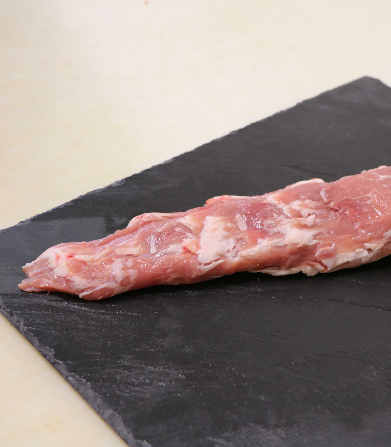 filet mignon de veau crue sur ardoise