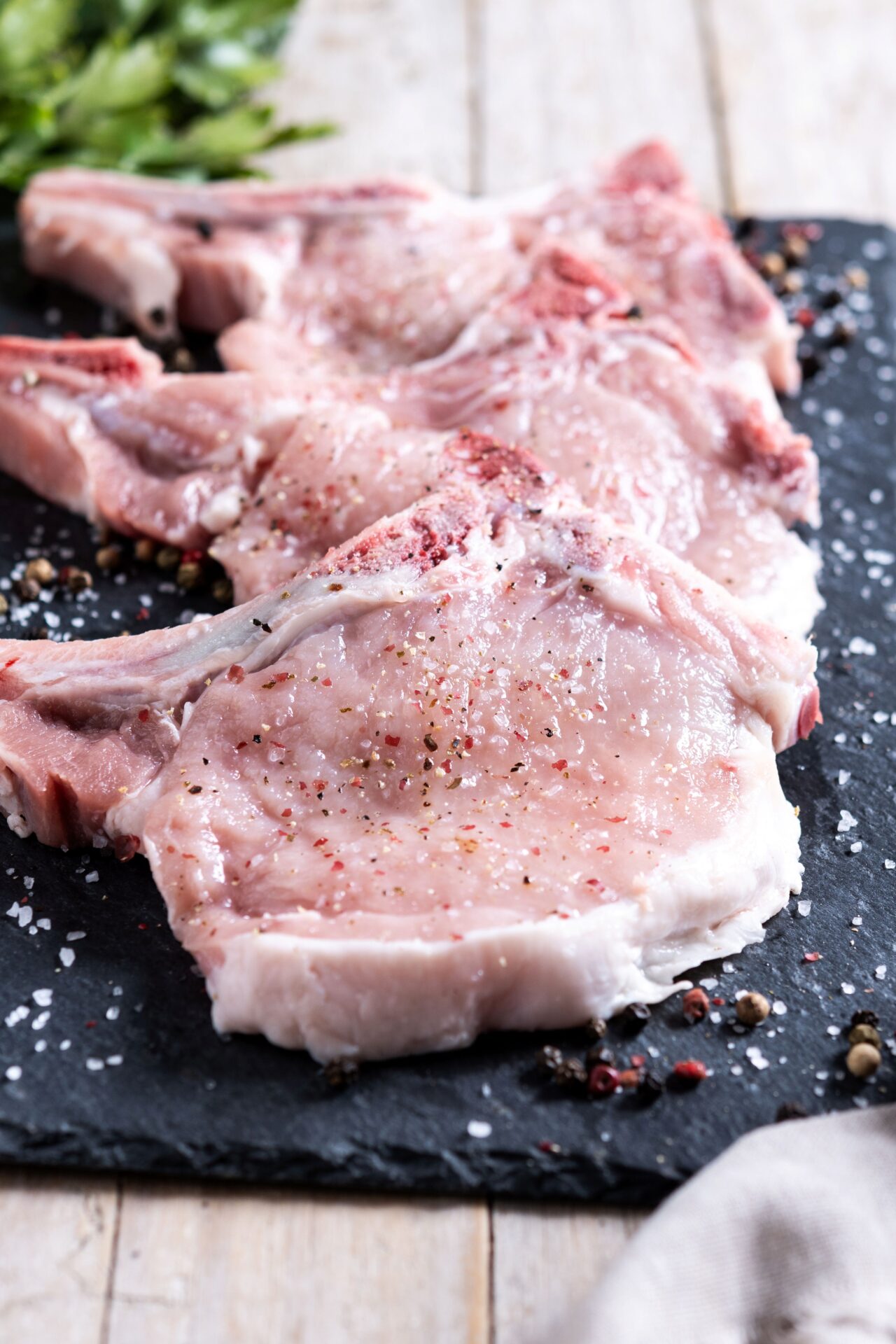 côtes de porc sur ardoise avec épices