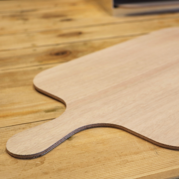 planchette bois avec manche pour tarte flambée sur table