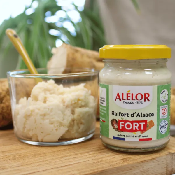 pot de raifort fort alélor et pot avec racine de raifort râpé
