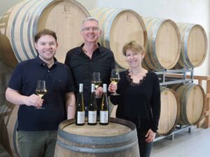 photo de la famille adam devant barriques
