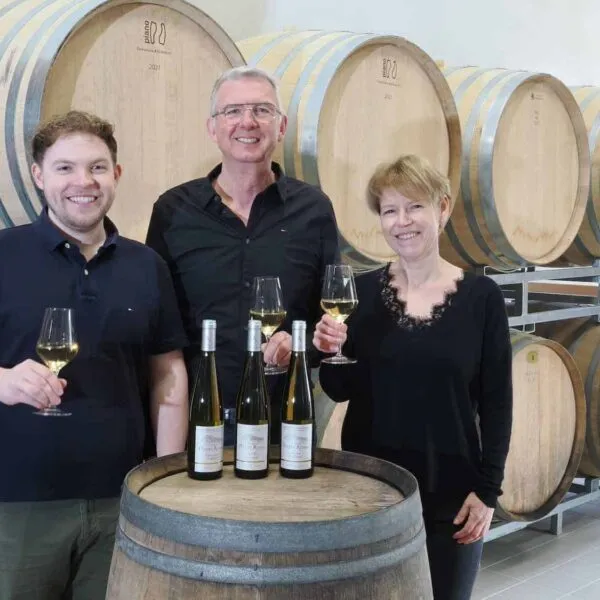 photo de la famille adam devant barriques
