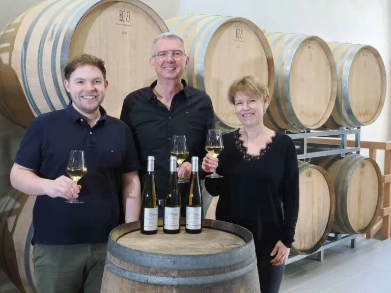photo de la famille adam devant barriques