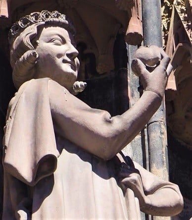 statue