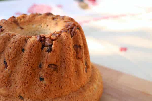 kougelhopf sucrée sur planche en bois 