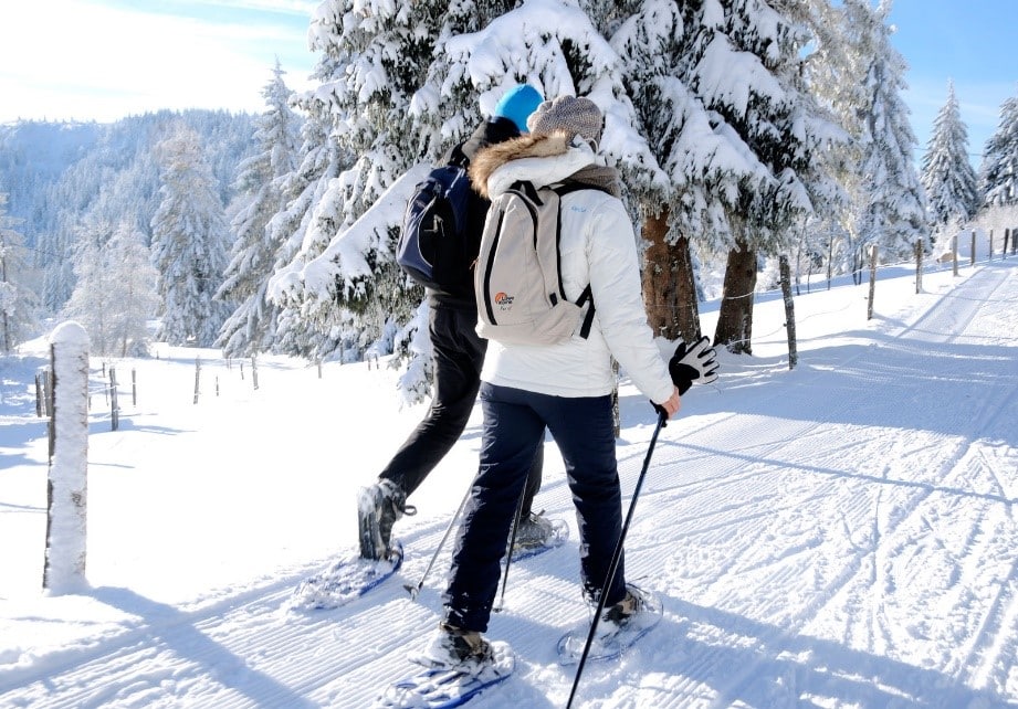 couple pratiquant les raquettes