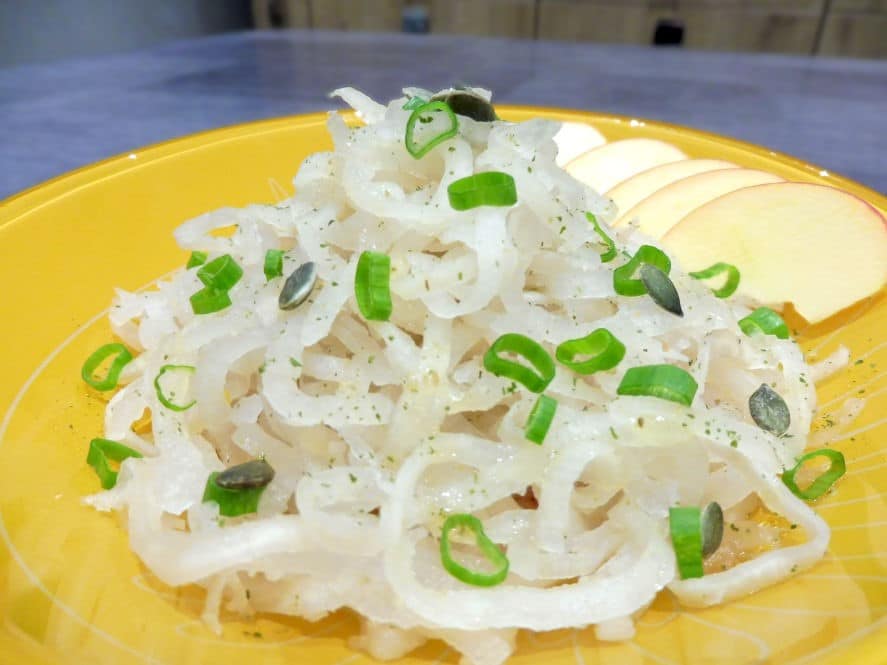 navet crus dans une assiette jaune